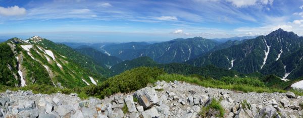 奥大日岳山頂にて富山湾まで見渡す大日岳から剱岳に広がるパノラマ（2015/07/25）