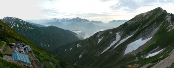 唐松岳頂上山荘前で見る左に五竜岳から唐松岳のパノラマ、中央遠方に剱岳の絶景（2012/07/24）