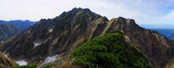 池の平山山頂で見る八ツ峰から本峰北方稜線、小窓尾根に至る岩峰が群成す剣岳