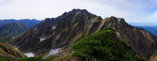 池の平山山頂で見る八ツ峰から本峰北方稜線、小窓尾根に至る岩峰が群成す剣岳