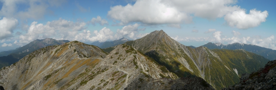 間ノ岳山頂付近で見る北岳