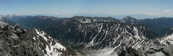 槍ヶ岳山頂にて後立山連峰から大天井岳、常念岳、蝶ヶ岳にかけてのパノラマ（2013/06/03）