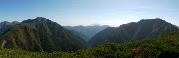 中盛丸山山頂での絶景！大きな赤石岳と聖岳を隔てる赤石沢の向こうに富士山