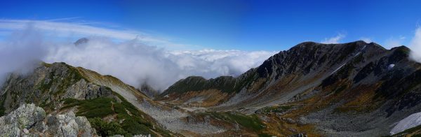 剣御前2,792mピークで見る剱沢、剱岳が雲の上に僅かに覗く（2017/10/4）