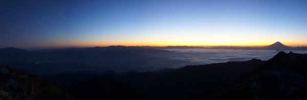 黎明。観音岳山頂にて八ヶ岳から富士山にかけてのパノラマ（2019/11/1　5:38）