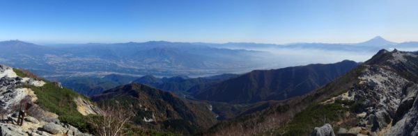 観音岳山頂にて八ヶ岳から富士山にかけてのパノラマ（2019/11/1　9:40）