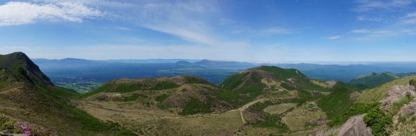 星生山稜線で見るパノラマ、左遠方に祖母山系、中央阿蘇山、手前に扇ガ鼻
