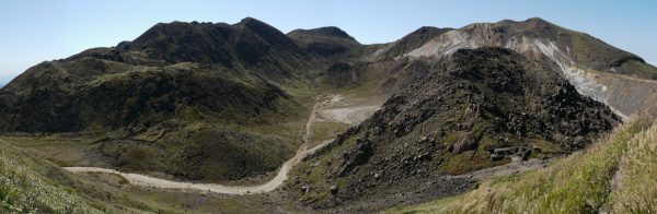 三俣山西峰登山道で見る久住山、星生山方面のパノラマ。右下に見えるのはスガモリ避難小屋