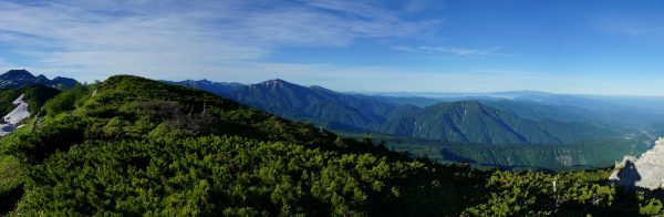 大日岳にて、浄土山から水晶岳、薬師岳、白山方面のパノラマ