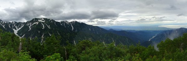 早月尾根2224mピークで見る大日三山、右に富山平野から富山湾（2015/07/22）