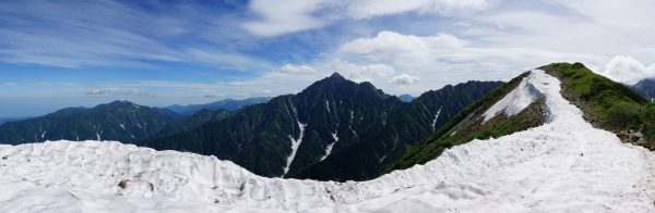 奥大日岳稜線で見る剱岳。雪渓が続いた右端のピークは奥大日岳最高点。（2015/7/25）