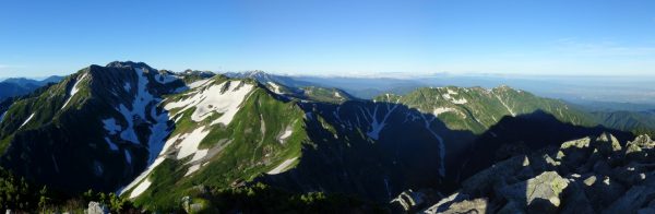 前剱で見る立山連峰から大日三山にかけてのパノラマ