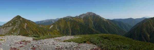 小兎岳で見る赤石岳、左は中盛丸山