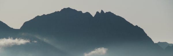 笠ヶ岳での奥穂高岳の望遠写真。馬ノ背、ロバの耳、ジャンダルムなど、稜線のピークがシルエットになって表れている。
