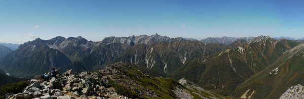 常念岳にて槍穂連峰から大天井岳にかけてのパノラマ、屏風の耳は奥穂高岳の下方（2009/10/1）
