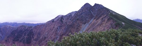 塩見小屋裏山にて、塩見岳。左端は農取西岳、右端は悪沢岳