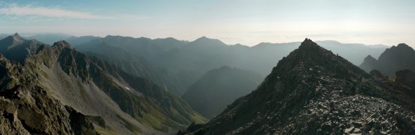 奥穂高岳山頂にて槍ヶ岳から常念岳、前穂高岳にかけてのパノラマ（2009/9/8）
