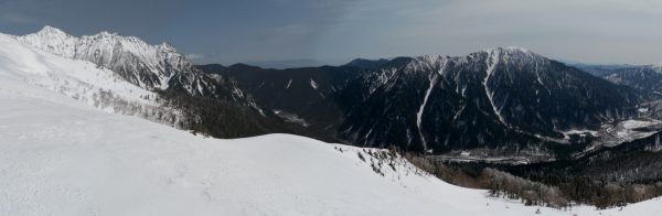 西穂山荘上の稜線で見る前穂高岳から霞沢岳にかけてのパノラマ