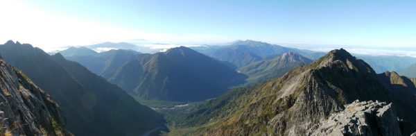 ジャンダルムへの稜線上で見る明神岳から霞沢岳、西穂高岳にかけてのパノラマ