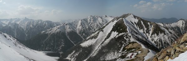 常念岳登山道にて槍ヶ岳から横通岳方面（2010年5月5日）