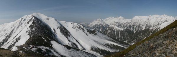 横通岳登山道にて常念岳から槍穂連峰方面（2010年5月6日）