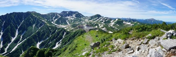 奥大日岳最高点での室堂立山方面。国見岳の右遠方に槍穂連峰（2015/07/26）　
