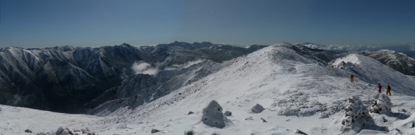 薬師岳にて左の赤牛岳から水晶岳、槍穂連峰、右端に北ノ俣岳（2009/10/11）