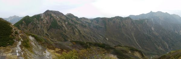 クロユリベンチそばの丘で見る樅沢岳から槍ヶ岳にかけて。左の谷間の双六小屋の先に鷲羽岳（2009/10/5）