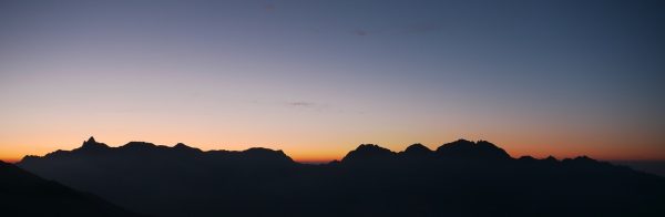 笠ヶ岳山荘にて朝焼けに浮かぶ槍穂高連峰のシルエット、目覚めんとする龍の如し（2009/8/26）