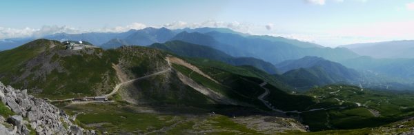 乗鞍岳にて槍穂高方面のパノラマ、右側の低く見えるところが乗鞍高原（2009/8/24）