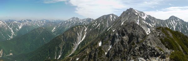 西穂高岳山頂で見る黒部五郎岳から前穂高岳にかけてのパノラマ（2009/06/25）