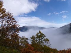 ガスの中から浮かび上がる鳳凰三山