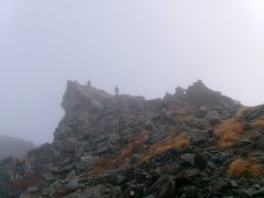 ガスに霞む登山者