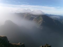 北岳山頂直下で見るガスのかかる間ノ岳山頂。3000mより低層にガスはないもよう。