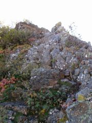 トラロープの垂れる岩壁