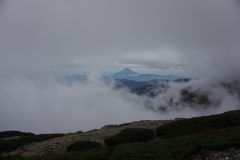 北岳山荘にてガスの窓が開いて見える富士山