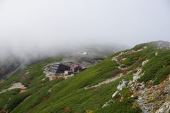 北岳山荘に荷揚げするヘリ