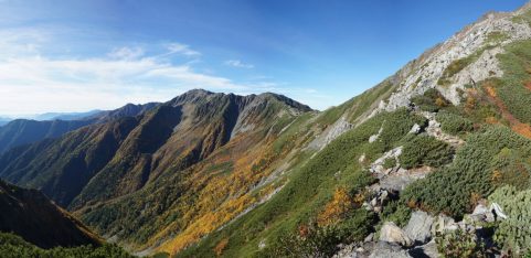 八本歯のコルへの稜線上で見る間ノ岳