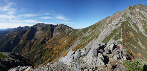 八本歯の頭で見る.間ノ岳。その左に農鳥岳