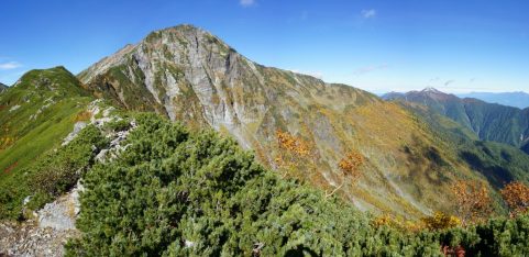 吊尾根で見るバットレス(縦撮影で合成