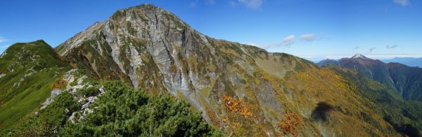 吊尾根で見るバットレス(通常の横撮影で合成)