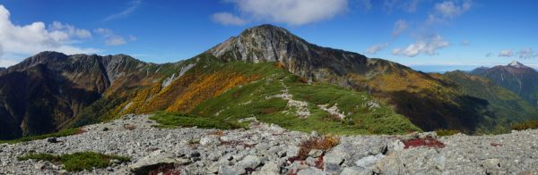 ボーコン沢の頭で見る北岳バットレス、左に間ノ岳、右遠方に甲斐駒ヶ岳