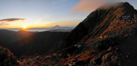 日の出、富士山と北岳、肩の小屋