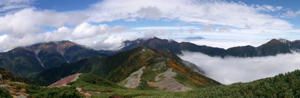 目指す小太郎尾根、鳳凰山側は雲海、仙丈ケ岳側に雲はなし