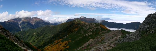 ガスの取れた甲斐駒ヶ岳、ガスのかかる仙丈ケ岳