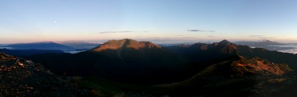 肩の小屋前で仙丈ケ岳、甲斐駒ヶ岳と中央アルプスに伸びる影北岳