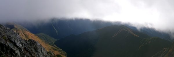 北岳山頂にて雲の下の大樺沢と池山吊尾根