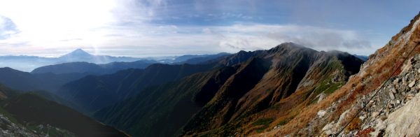 吊尾根分岐付近で見る富士山から間ノ岳にかけてのパノラマ