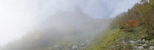 時折薄くなるガスに北岳 時折薄くなるガスに北岳