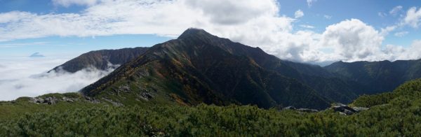 小太郎山にてガスのかかる北岳、池山吊尾根の左に富士山